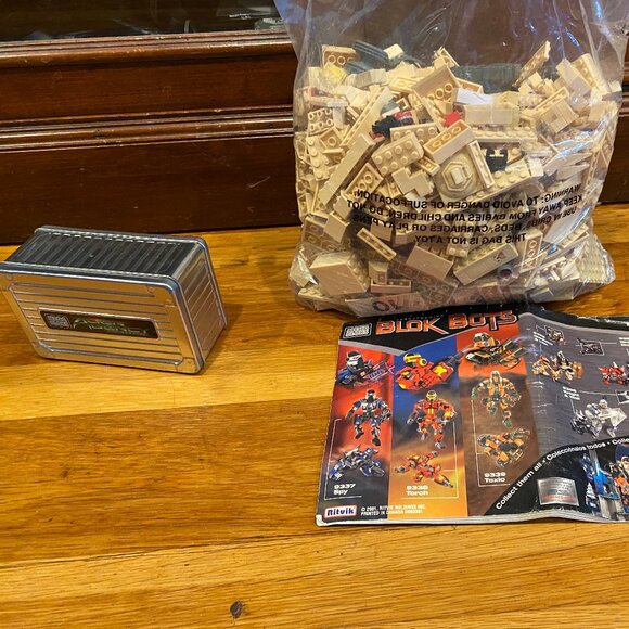Mega Bloks Alien Agency The Arrival 2003 + TONS of extra Bricks! - Picture 2 of 5